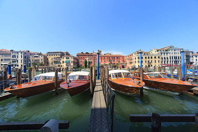 Venedig. Motorb�de fort�jret p� Canal Grande i Venedig; ; Venedig; Italien; ; sev�rdigheder; turisme