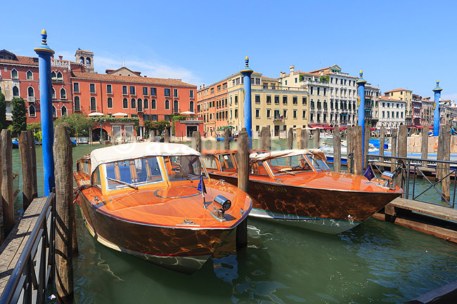 Venedig. Motorb�de fort�jret p� Canal Grande i Venedig; ; Venedig; Italien; ; sev�rdigheder; turisme
