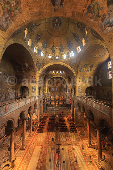 Venedig. Kirkerummet i Markuskirken (Saint Mark's Basilica) (Basilica Cattedrale Patriarcale di San Marco ) med forgyldte mosaikker; ; Venedig; Italien; ; sev�rdigheder; turisme