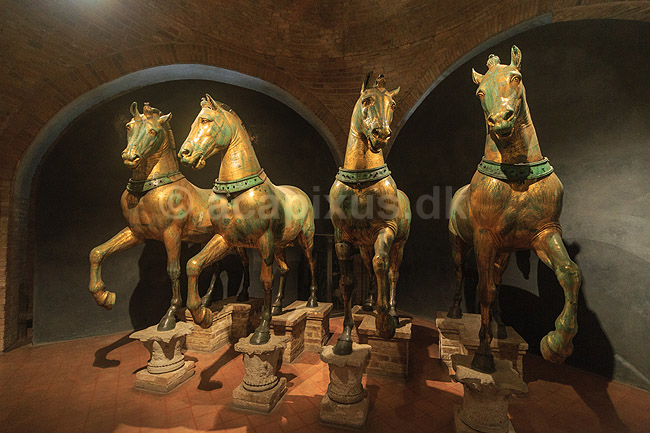 Venedig. De originale Sankt Markus heste (Horses of Saint Mark eller Triumphal Quadriga) i Markuskirken (Saint Mark's Basilica) (Basilica Cattedrale Patriarcale di San Marco ); ; Venedig; Italien; ; sev�rdigheder; turisme