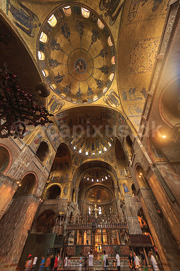 Venedig. Kirkerummet i Markuskirken (Saint Mark's Basilica) (Basilica Cattedrale Patriarcale di San Marco ) med forgyldte mosaikker; ; Venedig; Italien; ; sev�rdigheder; turisme