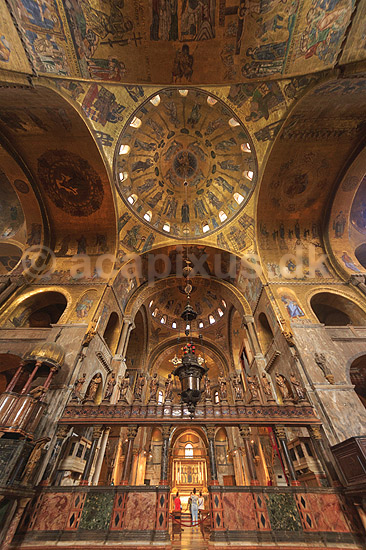 Venedig. Kirkerummet i Markuskirken (Saint Mark's Basilica) (Basilica Cattedrale Patriarcale di San Marco ) med forgyldte mosaikker; ; Venedig; Italien; ; sev�rdigheder; turisme