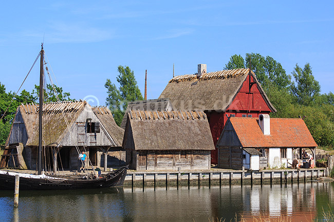 Middelaldercentret. K�bmandens skib Agnete i havnen i Middelaldercentret i Sundby ved Nyk�bing Falster; ; Middelaldercentret / Nyk�bing Falster; Danmark; ; sev�rdigheder; turisme, bindingsv�rk, str�tag, str�t�gt