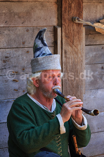 Middelaldercentret. Musikant spiller p� fl�jte i Middelaldercentret i Sundby ved Nyk�bing Falster; ; Middelaldercentret / Nyk�bing Falster; Danmark; ; sev�rdigheder; turisme, musik, musikinstrumenter