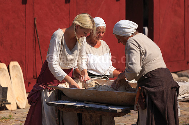 Middelaldercentret. Kvinder �lter dej til br�d i Middelaldercentret i Sundby ved Nyk�bing Falster; ; Middelaldercentret / Nyk�bing Falster; Danmark; ; sev�rdigheder; turisme, mad, madlavning, bager, bageri