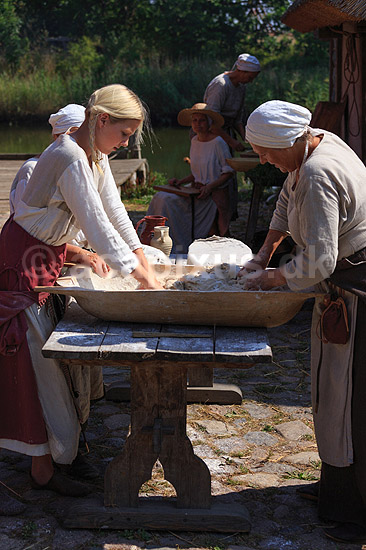 Middelaldercentret. Kvinder �lter dej til br�d i Middelaldercentret i Sundby ved Nyk�bing Falster; ; Middelaldercentret / Nyk�bing Falster; Danmark; ; sev�rdigheder; turisme, mad, madlavning, bager, bageri
