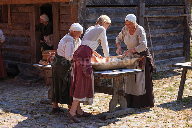 Middelaldercentret. Kvinder �lter dej til br�d i Middelaldercentret i Sundby ved Nyk�bing Falster; ; Middelaldercentret / Nyk�bing Falster; Danmark; ; sev�rdigheder; turisme, mad, madlavning, bager, bageri