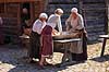 Middelaldercentret. Kvinder �lter dej til br�d i Middelaldercentret i Sundby ved Nyk�bing Falster  Middelaldercentret / Nyk�bing Falster Danmark  sev�rdigheder turisme, mad, madlavning, bager, bageri