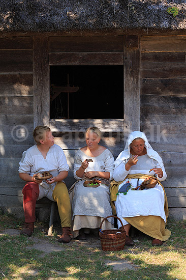 Middelaldercentret. Middelalderfolk spiser frokost i Middelaldercentret i Sundby ved Nyk�bing Falster; ; Middelaldercentret / Nyk�bing Falster; Danmark; ; sev�rdigheder; turisme, mad, madlavning