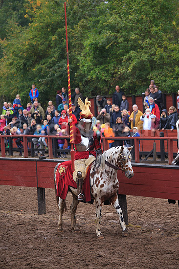 Ridderturnering. Ridder med lanse til hest ved ridderturnering i Middelaldercentret i Sundby ved Nyk�bing Falster; ; Middelaldercentret / Nyk�bing Falster; Danmark; ; sev�rdigheder; turisme, riddere