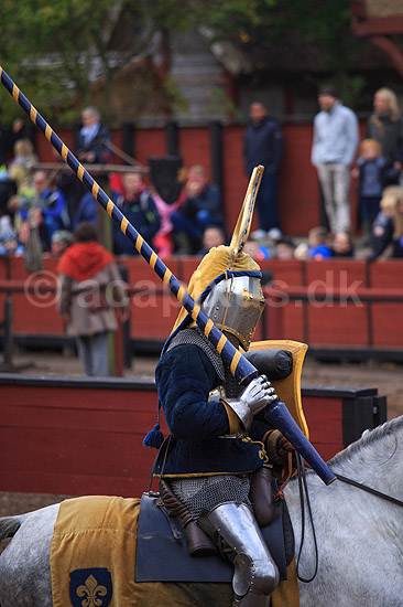 Ridderturnering. Ridder med lanse til hest ved ridderturnering i Middelaldercentret i Sundby ved Nyk�bing Falster; ; Middelaldercentret / Nyk�bing Falster; Danmark; ; sev�rdigheder; turisme, riddere