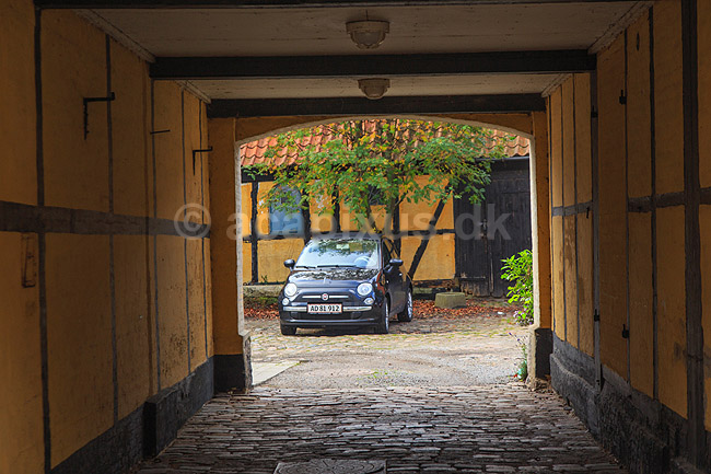 Maribo k�bstad. Bil parkeret i bagg�rd i N�rregade i Maribo. Bindingsv�rk; ; Maribo; Danmark; ; ; k�bst�der, Lolland, Fiat Cinquecento