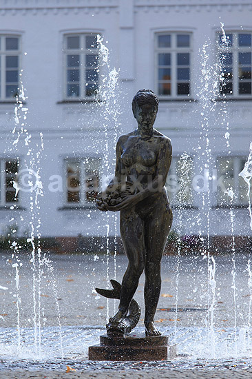 Lollandspige. Statuen Lollandspigen foran Maribo R�dhus; ; Maribo; Danmark; ; ; k�bst�der, Lolland