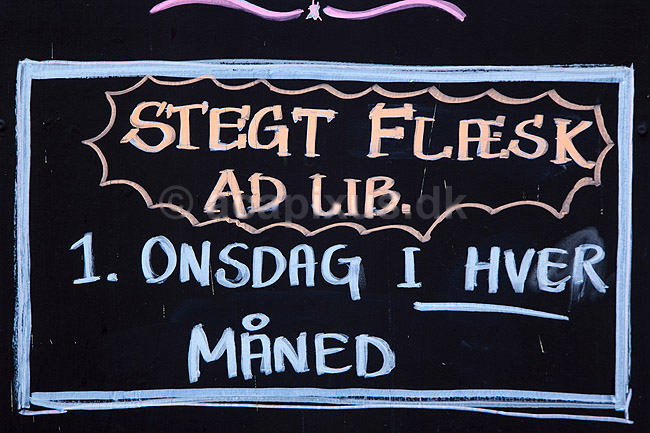 Stegt fl�sk. Skilt reklamerende for stegt fl�sk ad libitum den f�rste onsdag i hver m�ned; ; Maribo; Danmark; ; ; k�bst�der, Lolland, mad, restauration, skilte, reklame