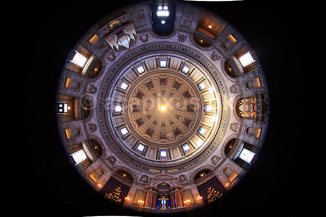 Marmorkirken. Interi�r, alter og kuppel i Frederiks Kirke eller Marmor-kirken fanget med fiske�je objektiv; ; K�benhavn; Danmark; ; ; Kirker, kristendom, religion, orgel, kirkeorgel