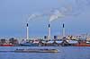 Amagerv�rket . Vattenfall Varmekraftv�rk med skorstene bag havnebassinet i K�benhavn og med Canaltours havnrundfart i forgrunden  K�benhavn Danmark   Kraftvarmev�rk, Kraftvarmev�rker, varme, kraftv�rk, CO2, energi, fjernvarme 