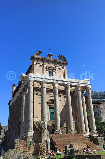 Romersk tempel. Antoninus og Faustina Tempel i Forum Romanum i Rom; ; Forum Romanum / Rom; Italien; ; Sev�rdigheder; romerriget, turistsev�rdigheder, templer