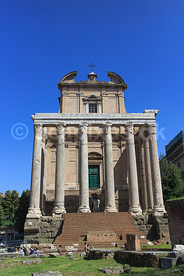 Romersk tempel. Antoninus og Faustina Tempel i Forum Romanum i Rom; ; Forum Romanum / Rom; Italien; ; Sev�rdigheder; romerriget, turistsev�rdigheder, templer