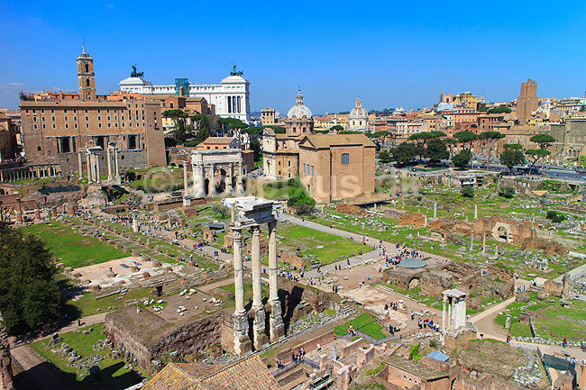 Forum Romanum. Forum Romanum set fra Palatiner H�jen; ; Forum Romanum / Rom; Italien; ; Sev�rdigheder; romerriget, turistsev�rdigheder, templer