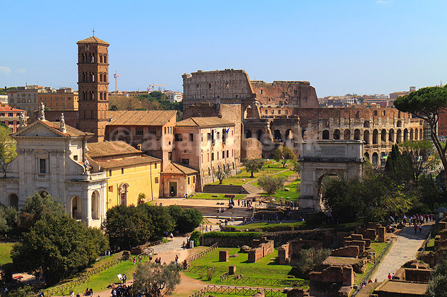 Forum Romanum. Forum Romanum med Colosserum i baggrunden set fra Palatiner H�jen; ; Forum Romanum / Rom; Italien; ; Sev�rdigheder; romerriget, turistsev�rdigheder, templer
