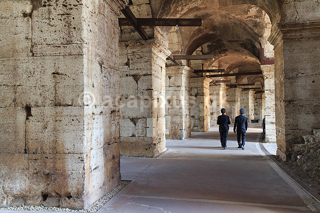 Colosseum. Politibetjente i Colosseum i Rom; ; Rom; Italien; ; Sev�rdigheder; romerriget, gladiatorkampe, turistsev�rdigheder, teatre, Colosseo, Coloseum, Collosseum, Colloseum