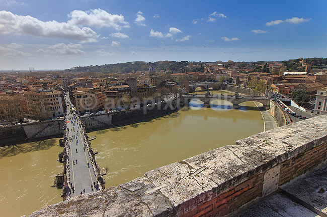Tiberen l�ber gennem Rom. Floden Tiber, Fiume Tevere, snor sig gennem den gamle bydel i Rom og under Ponte Sant Angelo - set fra Castel Sant Angelo; ; Rom; Italien; ; Sev�rdigheder; turistsev�rdigheder, floder