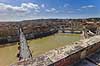 Tiberen l�ber gennem Rom. Floden Tiber, Fiume Tevere, snor sig gennem den gamle bydel i Rom og under Ponte Sant Angelo - set fra Castel Sant Angelo  Rom Italien  Sev�rdigheder turistsev�rdigheder, floder