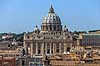 Peterskirken. Basilica Papale di San Pietro in Vaticano p� Peterspladsen knejser over Vatikanstaten og Rom  Rom Italien  Sev�rdigheder turistsev�rdigheder, kirker, paven, paved�mmet, Vatikanet, Vatikan Staten, sightseeing