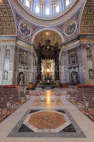 Peterskirken. Pavealteret under Berninis bronzebaldakin i Basillica di San Pietro eller Peterskirken i Rom; ; Rom; Italien; ; Sev�rdigheder; turistsev�rdigheder, kirker, paven, paved�mmet, Vatikanet, Vatikan Staten, sightseeing
