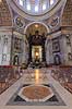 Peterskirken. Pavealteret under Berninis bronzebaldakin i Basillica di San Pietro eller Peterskirken i Rom  Rom Italien  Sev�rdigheder turistsev�rdigheder, kirker, paven, paved�mmet, Vatikanet, Vatikan Staten, sightseeing