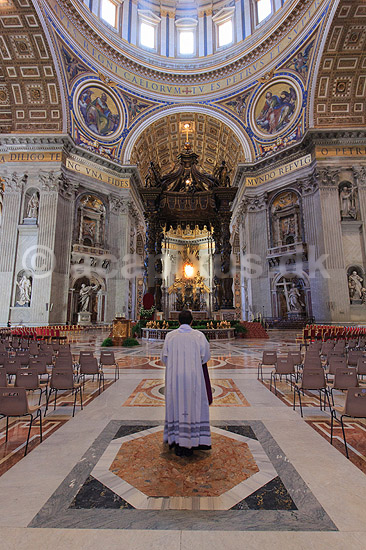 Peterskirken. Pavealteret under Berninis bronzebaldakin i Basillica di San Pietro eller Peterskirken i Rom; ; Rom; Italien; ; Sev�rdigheder; turistsev�rdigheder, kirker, paven, paved�mmet, Vatikanet, Vatikan Staten, sightseeing