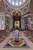 Peterskirken. Pavealteret under Berninis bronzebaldakin i Basillica di San Pietro eller Peterskirken i Rom  Rom Italien  Sev�rdigheder turistsev�rdigheder, kirker, paven, paved�mmet, Vatikanet, Vatikan Staten, sightseeing