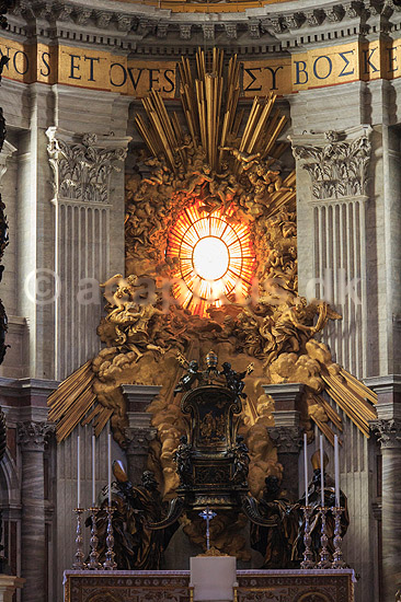 Peterskirken. Glasmosaik symboliserende hellig�nden i Basillica di San Pietro eller Peterskirken i Rom; ; Rom; Italien; ; Sev�rdigheder; turistsev�rdigheder, kirker, paven, paved�mmet, Vatikanet, Vatikan Staten, sightseeing