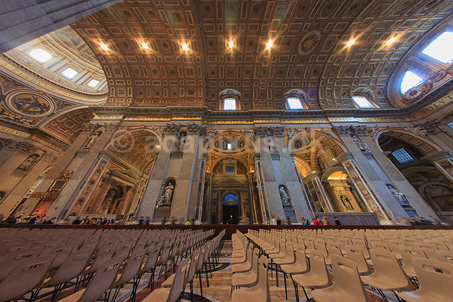 Peterskirken. Hovedskibet i Basillica di San Pietro eller Peterskirken i Rom; ; Rom; Italien; ; Sev�rdigheder; turistsev�rdigheder, kirker, paven, paved�mmet, Vatikanet, Vatikan Staten, sightseeing