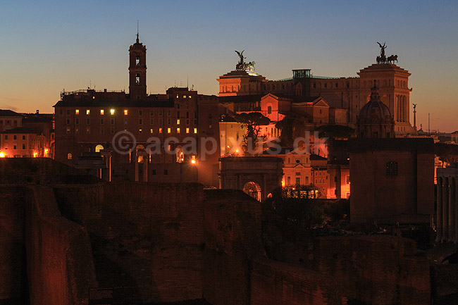 Monumento Vittorio Emanuele II. Til h�jre Monumento Vittorio Emanuele II og til venstre Capitoline Museet p� Piazza Del Campidoglio i Rom; ; Rom; Italien; ; Sev�rdigheder; turistsev�rdigheder