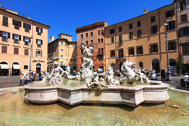 Piazza Navona. Fontana del Nettuno p� Piazza Navona i Rom; ; Rom; Italien; ; Sev�rdigheder; turistsev�rdigheder