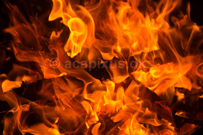 Flammer. Ilden blusser i b�l; ; Lake �snen; Sverige; ; ; Varme, forbr�nding, ild
