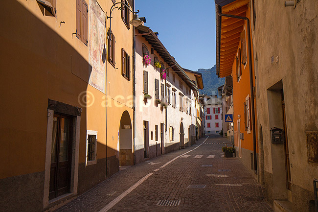 Levico Terme. Via Garibaldi i bjerglandsbyen Levico Terme; ; Levico Terme; Italien; ; ; 
