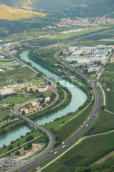 Trento. Udsigt over forst�der til Trento, Autostrada del Brennero (E45) og floden Adige - set fra Sardagna; ; Trento; Italien; ; ; motorveje, trafik, floder