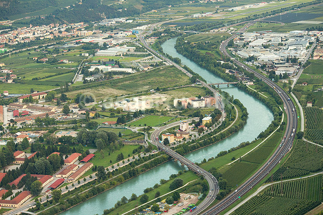 Trento. Udsigt over forst�der til Trento, Autostrada del Brennero (E45) og floden Adige - set fra Sardagna; ; Trento; Italien; ; ; motorveje, trafik, floder