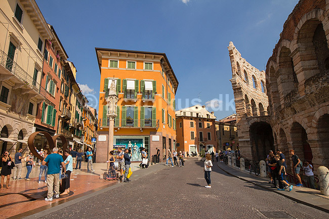 Verona. Piazza Br� med Arena di Verona; ; Verona; Italien; ; Sev�rdigheder; 