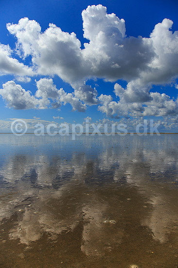 R�m�. Vadehavet ved S�nderstrand p� R�m� - himmel med skyer spejles i det lavtst�ende spejlblanke vand p� vaden; ; R�m�; Danmark; ; ; Himmel og hav, spejlinger, sommerferie, ferie