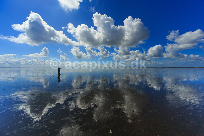 R�m�. Vadehavet ved S�nderstrand p� R�m� - himmel med skyer spejles i det lavtst�ende spejlblanke vand p� vaden; ; R�m�; Danmark; ; ; Himmel og hav, spejlinger, sommerferie, ferie