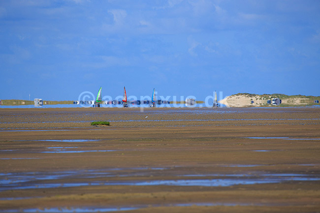 R�m�. Strandsejlere p� S�nderstrand p� R�m� spejler sig i varmeflimmer over vadehavet; ; R�m�; Danmark; ; ; Himmel og hav, spejlinger, sommerferie, ferie, blokarts