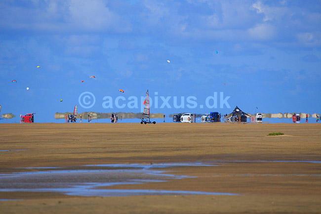 R�m�. Strandsejlere p� S�nderstrand p� R�m� spejler sig i varmeflimmer over vadehavet; ; R�m�; Danmark; ; ; Himmel og hav, spejlinger, sommerferie, ferie, blokarts
