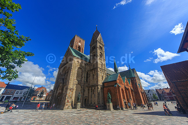 Ribedomkirke. Ribe Domkirke (Vor Frue Kirke Maria) p� Torvet i Ribe; ; Ribe; Danmark; ; Sev�rdigheder; Kirker, Domkirker, kristendom, 