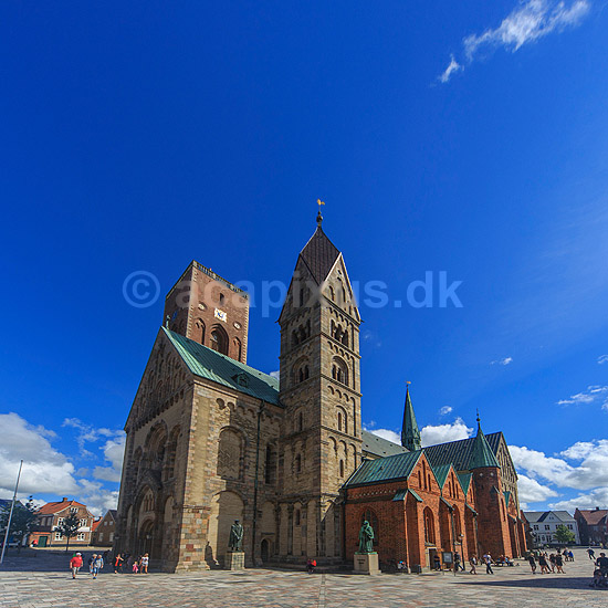 Ribedomkirke. Ribe Domkirke (Vor Frue Kirke Maria) p� Torvet i Ribe; ; Ribe; Danmark; ; Sev�rdigheder; Kirker, Domkirker, kristendom, 
