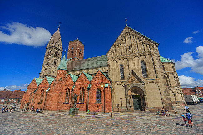 Ribedomkirke. Ribe Domkirke (Vor Frue Kirke Maria) p� Torvet i Ribe; ; Ribe; Danmark; ; Sev�rdigheder; Kirker, Domkirker, kristendom, 
