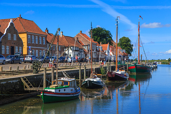 Ribe. Gamle huse p� Skibbroen i Ribe og gamle sejlskibe i Ribe �; ; Ribe; Danmark; ; Sev�rdigheder; 