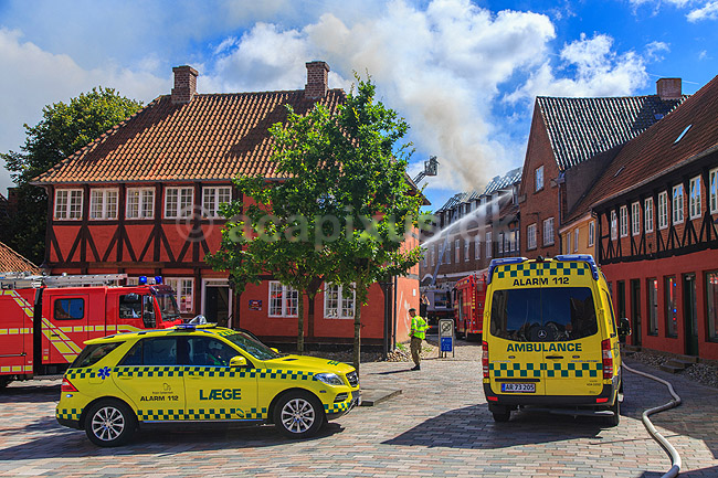 Husbrand. Brandbil, ambulancebil og l�gebil ved tagbrand i gammelt hus i Skolegade i Ribe; ; Ribe; Danmark; ; ; Brand, ildebrand, brandslukning, forsikring, brandforsikring